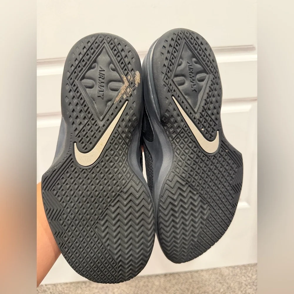 nike max infuriate 2 black size 5 EUC - Picture 4 of 5